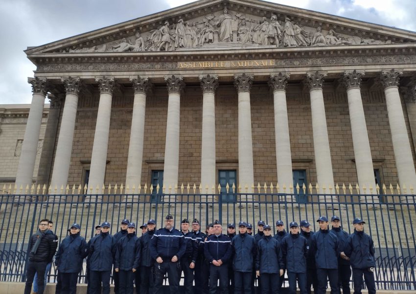 Cadets de la Gendarmerie de la Somme devant l'Assemblée Nationale à Paris